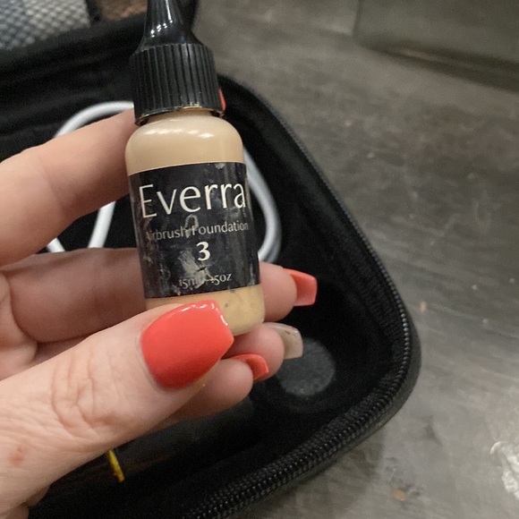 Air brush make up kit with foundations and blush - Picture 2 of 4